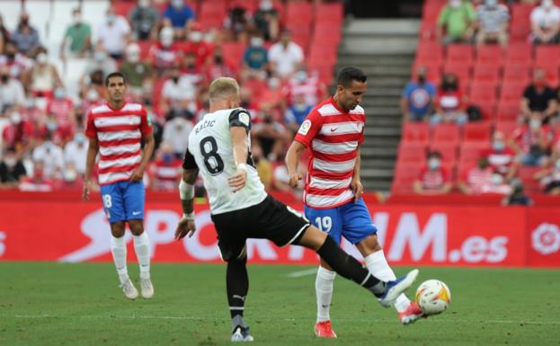 Robert Moreno da cabida a Abram en una defensa de tres centrales