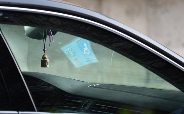 Un año de prisión por usar una tarjeta de movilidad reducida falsa en Granada