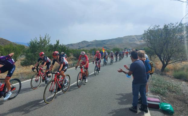 La Vuelta a España causa furor en Velefique