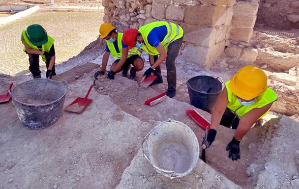 Las excavaciones en el Castillo de Bedmar avanzan en el aljibe de agua
