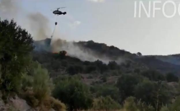 Retiran los medios aéreos del dispositivo que lucha en Almegíjar contra el fuego
