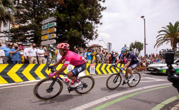La Vuelta Ciclista a España hace las delicias a su paso por Motril