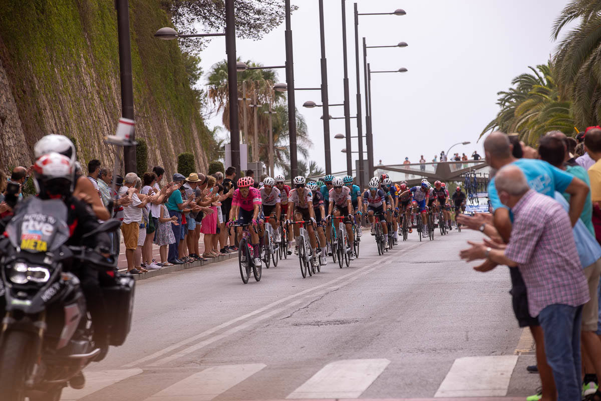 La Vuelta a España a su paso por Motril, a pie de carretera