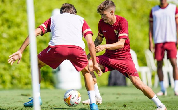 Alejandro Pozo, opción como recambio en el lateral si saliese Foulquier