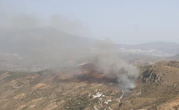 El Infoca desplaza más medios áereos al incendio de Murtas y lo da por estabilizado