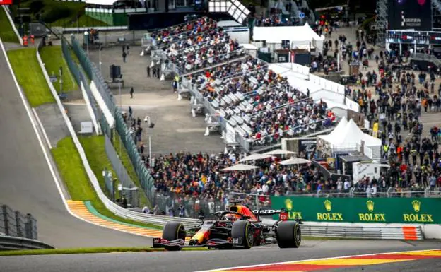 Verstappen al frente de su Red Bull en el circuito de Spa/ep
