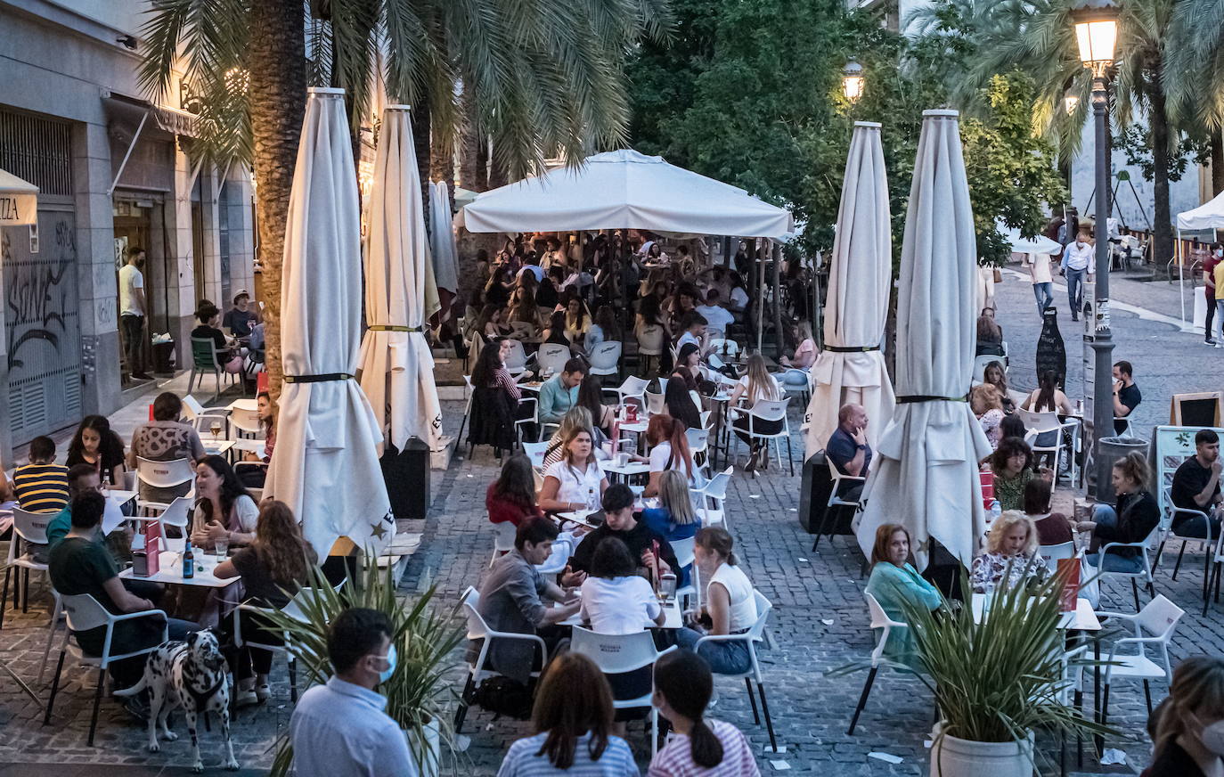 La Junta amplía el horario de bares y del ocio nocturno y da por superada la quinta ola