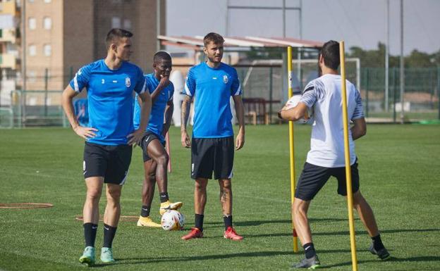 Ramón Azeez se presentó a entrenar a pesar de estar despedido