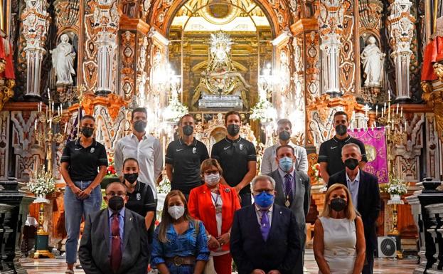 El Granada realiza su tradicional ofrenda a la Virgen de las Angustias