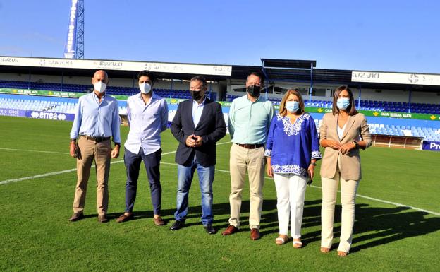 El Estadio de Linarejos luce ya su nueva 'alfombra verde'