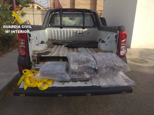 Interceptan una camioneta con más de 30 kilos de hachís en un doble fondo en Granada