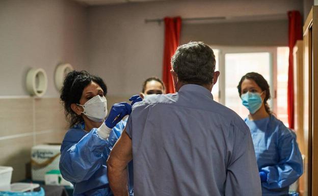 Andalucía vacuna a 332.000 personas en una semana: este es el número de personas con pauta completa