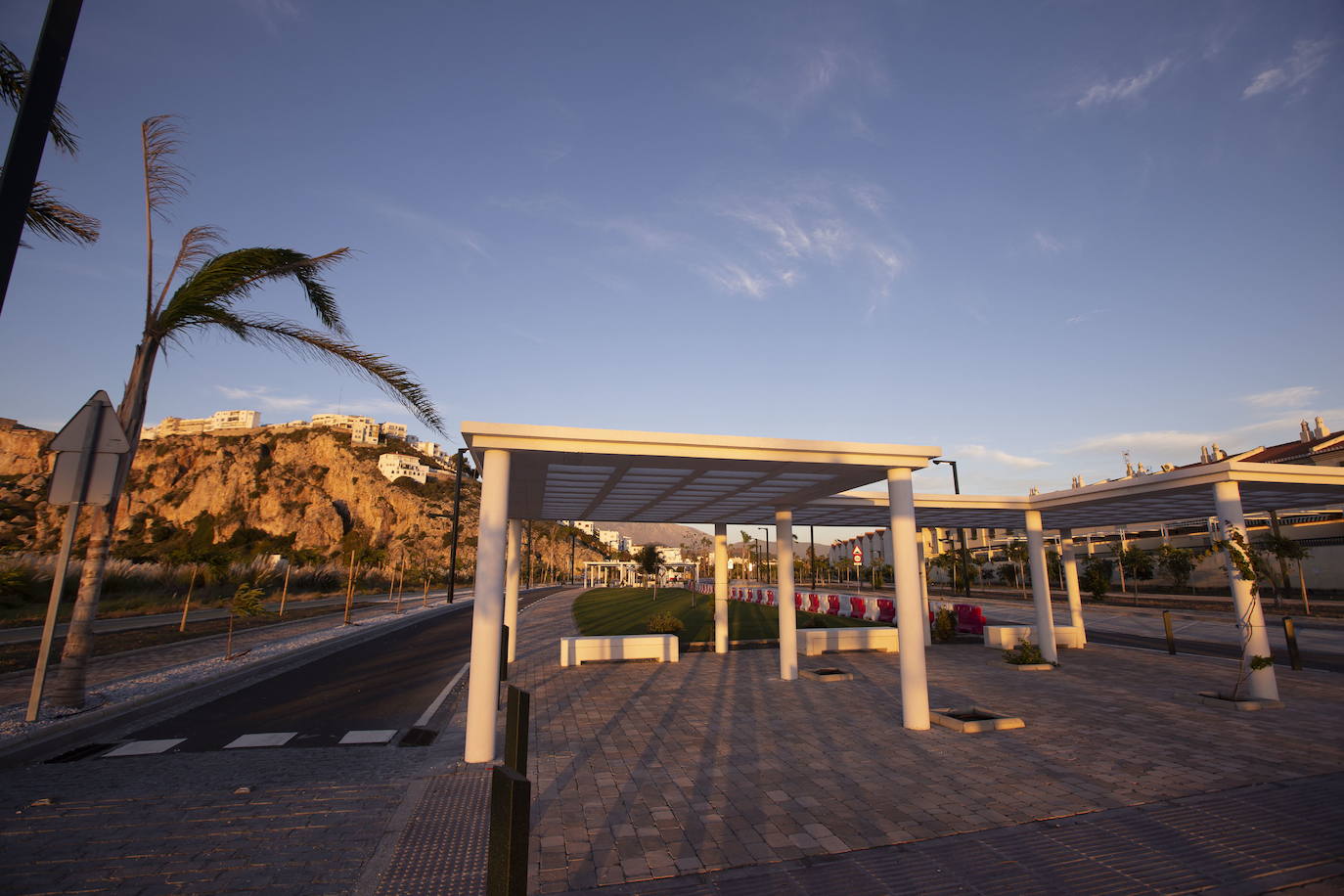 Disuelven un macrobotellón con 300 personas en Salobreña