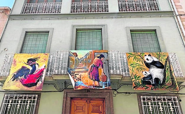 Éxito de la exposición de obras de arte en los balcones de Cabra del Santo Cristo