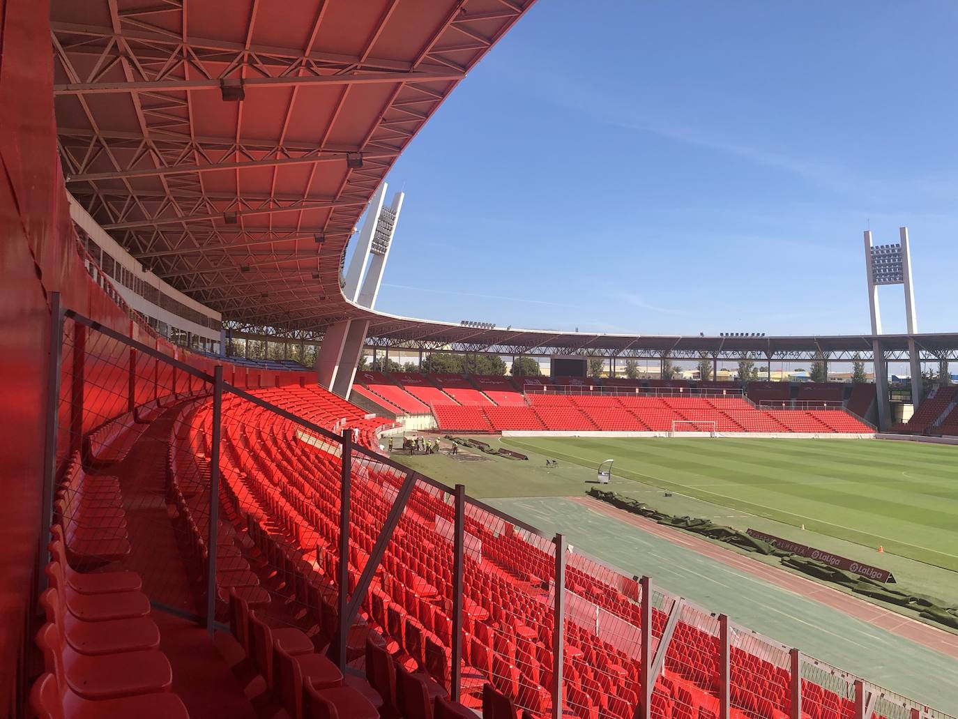 El Estadio del Almería, rojo apasionante
