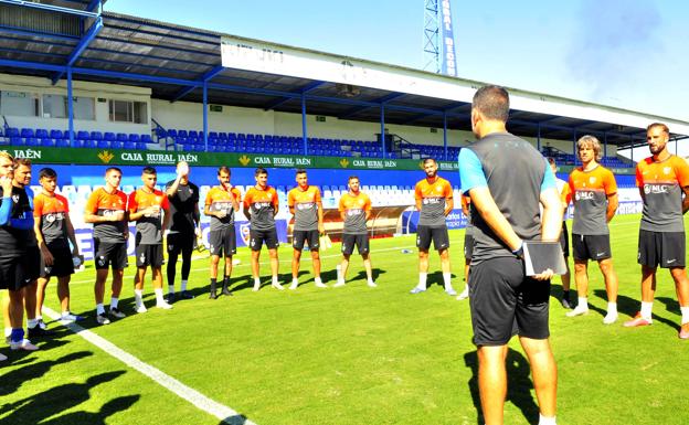 El Linares visita esta noche el Bahía Sur con la intención de sumar la primera victoria del curso