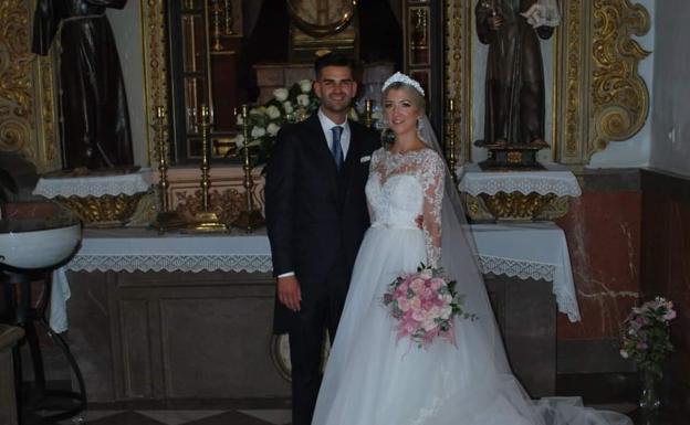 Una pareja de Maracena hace el baile de su boda con una marcha de Semana Santa y el vídeo arrasa en redes