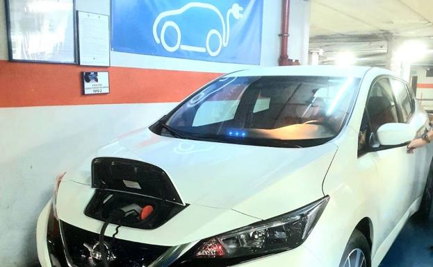 Nuevos puntos de recarga eléctrica en los 'parking' municipales La Victoria, Teatro y San Francisco