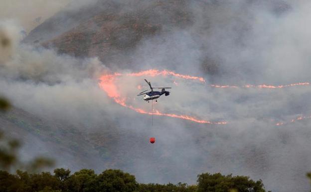 Continúan los trabajos de extinción en el incendio de Sierra Bermeja
