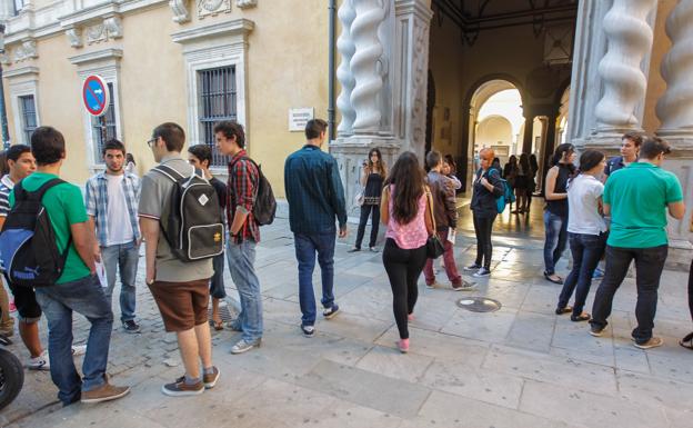 La UGR recupera la docencia presencial para todos los estudiantes