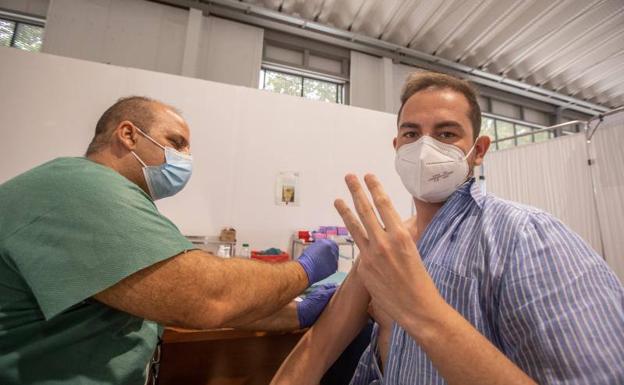 La Junta plantea inocular a la vez la tercera dosis y la vacuna de la gripe en residencias