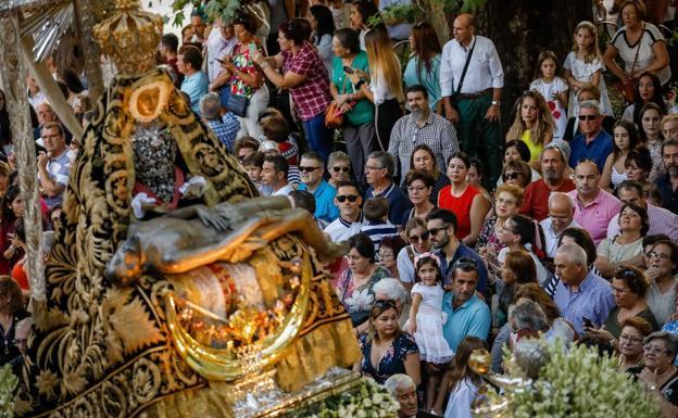 El arzobispo descarta la procesión de la Virgen de las Angustias: «Sería imposible controlar a tanta gente»