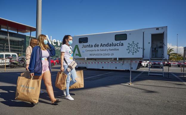 Las unidades móviles de vacunación del Humilladero y el Nevada arrancan al ralentí