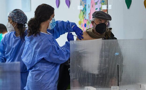 Unos 4.000 ancianos recibirán la tercera dosis en las residencias a partir del martes