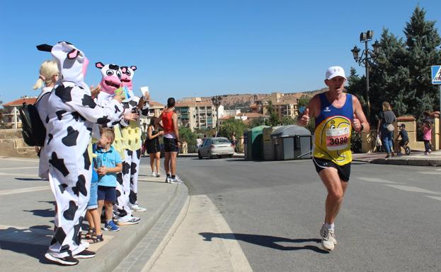 Hasta las vacas animan en el 'Melocotón' de Guadix