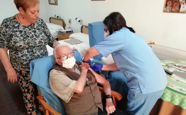 Más de cinco mil mayores de residencias de Jaén reciben la tercera dosis de la vacuna desde este martes