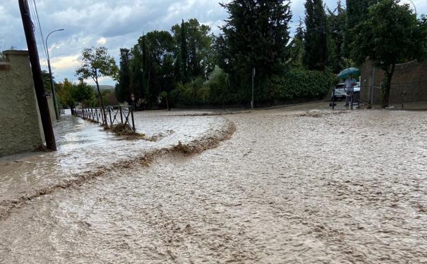 La lluvia anega las calles del Puente Tablas