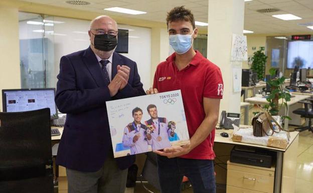 El medallista olímpico Jordi Xammar visita la redacción de IDEAL