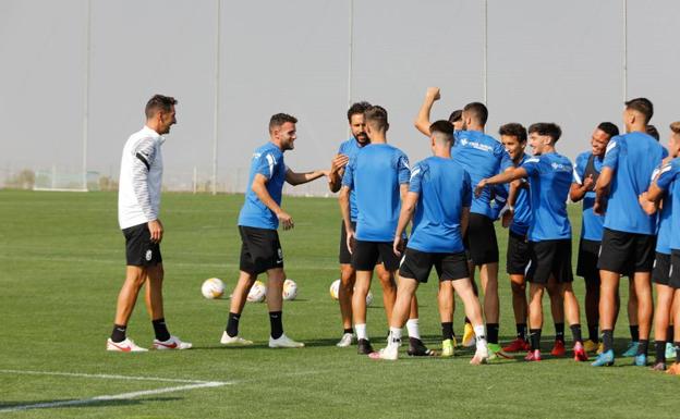 Machís, entre algodones, y Eteki, únicas bajas en el entrenamiento del Granada