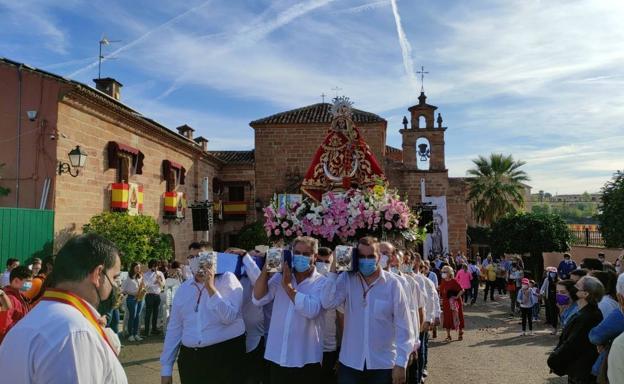 Cientos de devotos de Bailén acuden al santuario de Zocueca para la 'No romería'