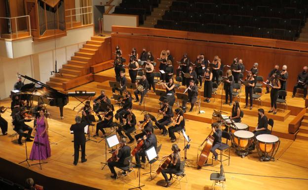 Los himnos religiosos de Granada llenan el escenario del Falla