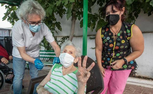 Las residencias de Granada esperan que a la tercera dosis vaya la vencida