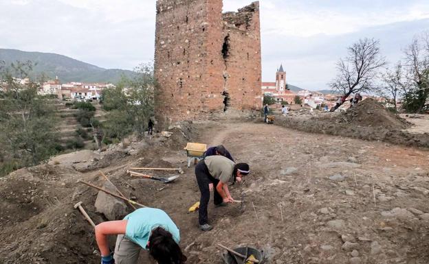 Jérez inicia la recuperación de la Torre del Alcázar y halla restos humanos del siglo XIV y XV