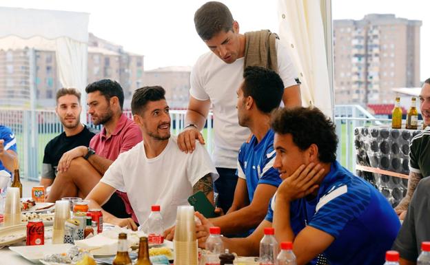 La plantilla comparte una barbacoa en la Ciudad Deportiva