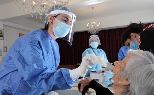 La justicia andaluza confirma la suspensión de realizar PCR a trabajadores de residencias