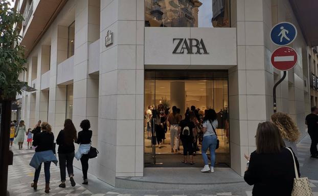 La calle Recogidas inicia su reactivación con el regreso de Zara
