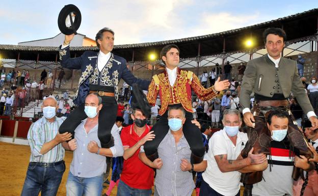 Todos salen a hombros en la corrida de rejones que abre la feria taurina de Úbeda