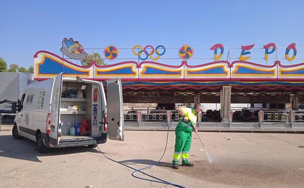 El servicio de limpieza de San Lucas se refuerza con tres equipos