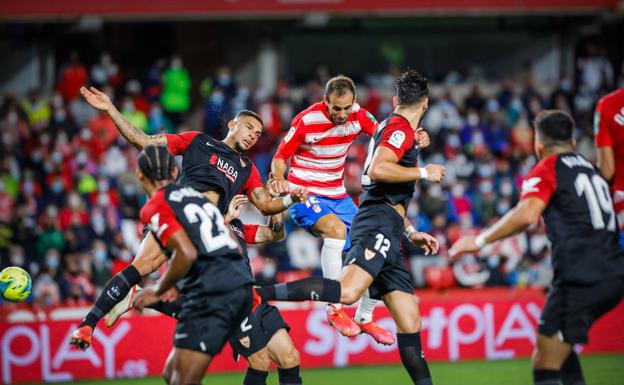 El capitán echa el candado