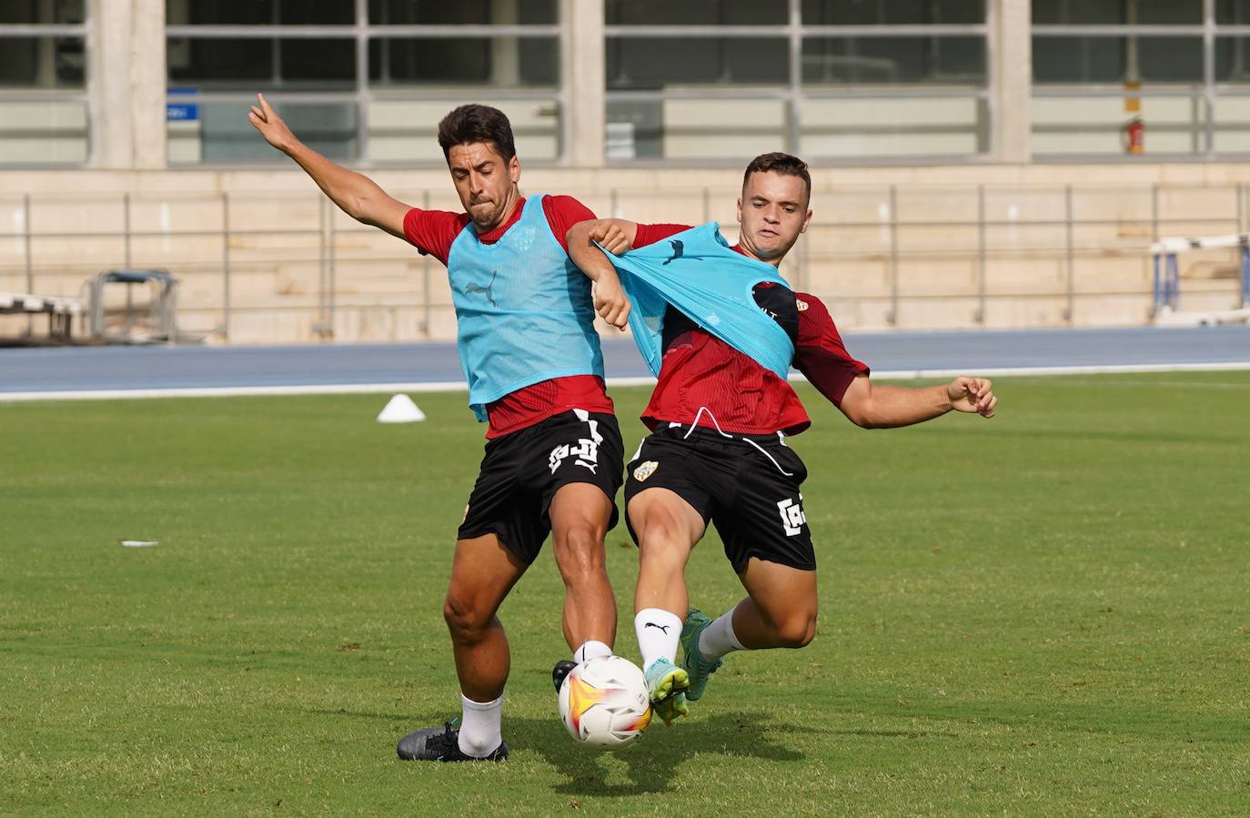 En el Almería, César de la Hoz representa el arte de estar sin ser visto