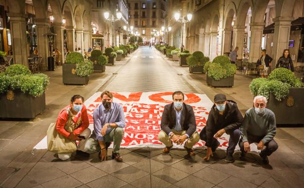 Los vecinos de Ganivet protestan con su particular 'noche en blanco'