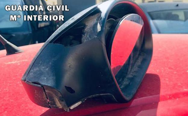 Tres arrestados por arrancar retrovisores y saltar sobre 15 coches en Torredelcampo