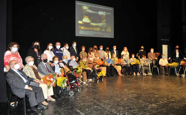 Un gesto de cariño para las personas mayores en una celebración especial