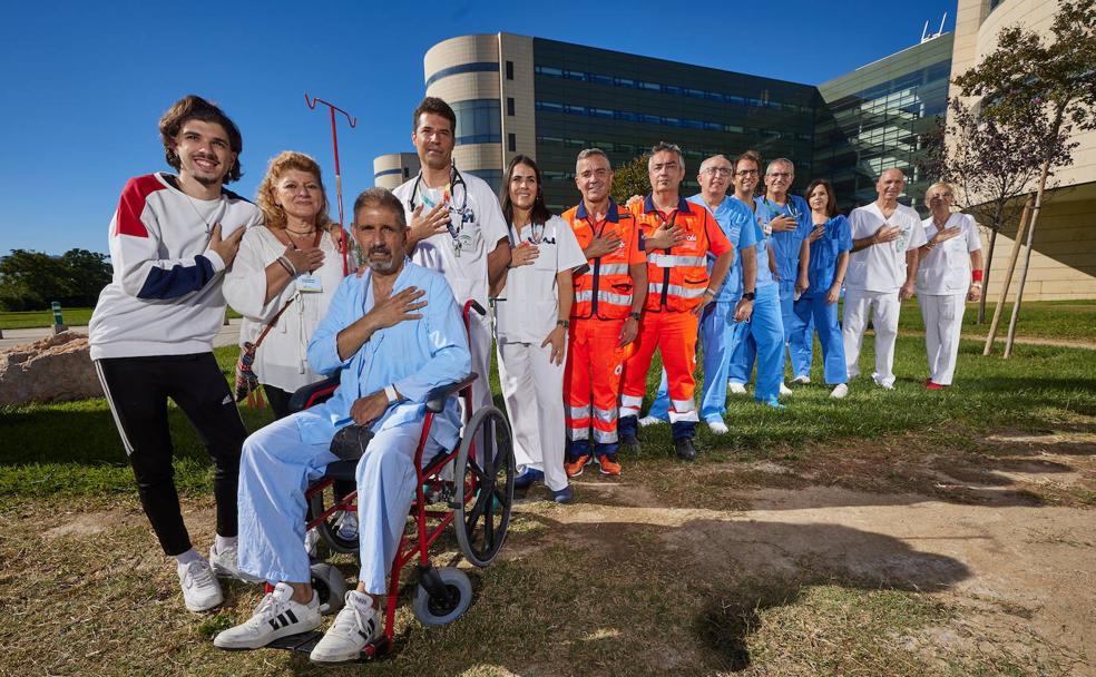 Sufre un infarto y dos médicos le salvan la vida con el desfibrilador de la Fuente de las Batallas