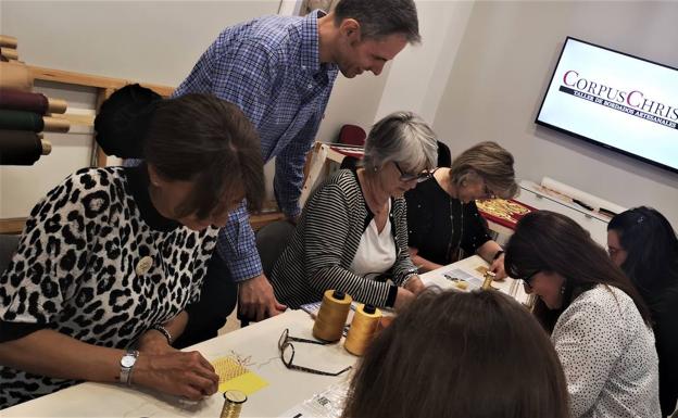 De Chile a Granada para bordar en oro andaluz