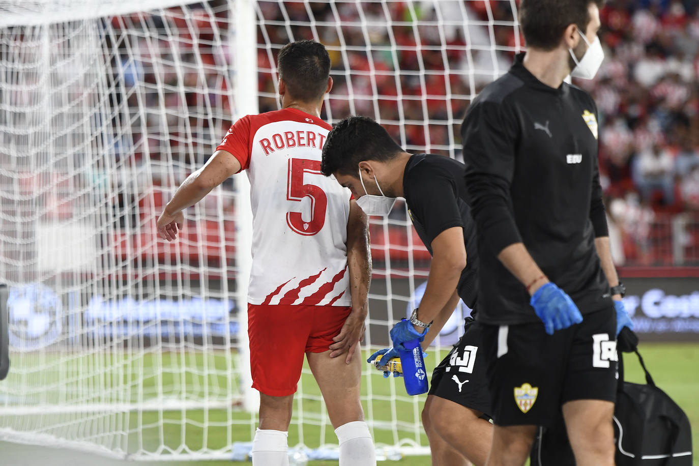 El Almería se queda sin Ramazani y sin Robertone por unas cuatro semanas